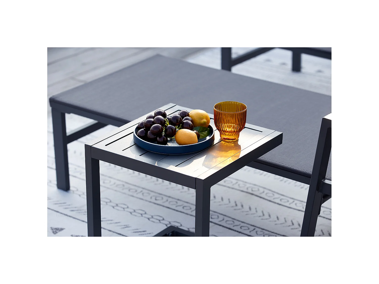Conjunto de 2 espreguiçadeiras cinza escuro com mesa auxiliar BARI - Design minimalista para jardim ou terraço