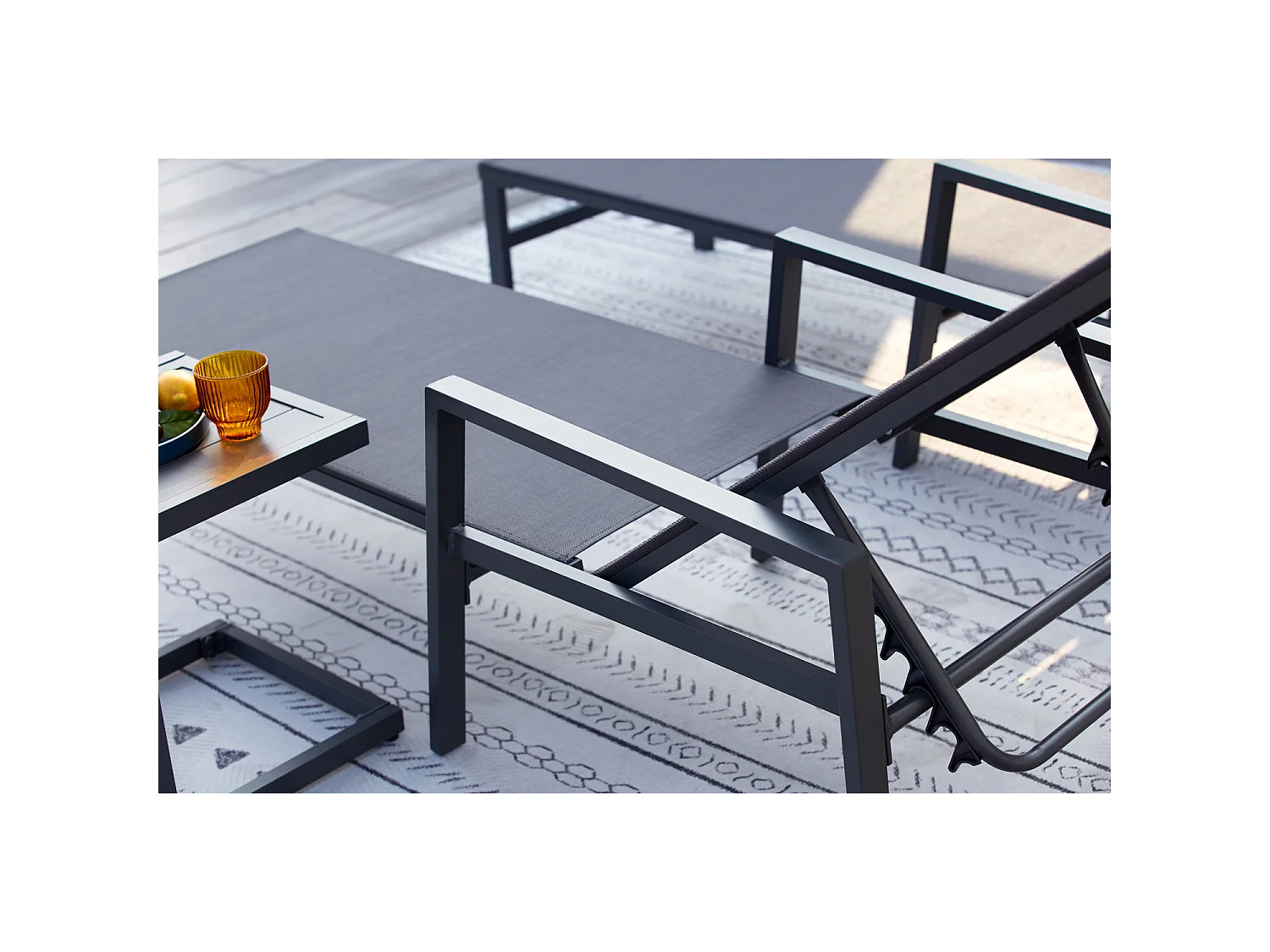 Conjunto de 2 espreguiçadeiras cinza escuro com mesa auxiliar BARI - Design minimalista para jardim ou terraço