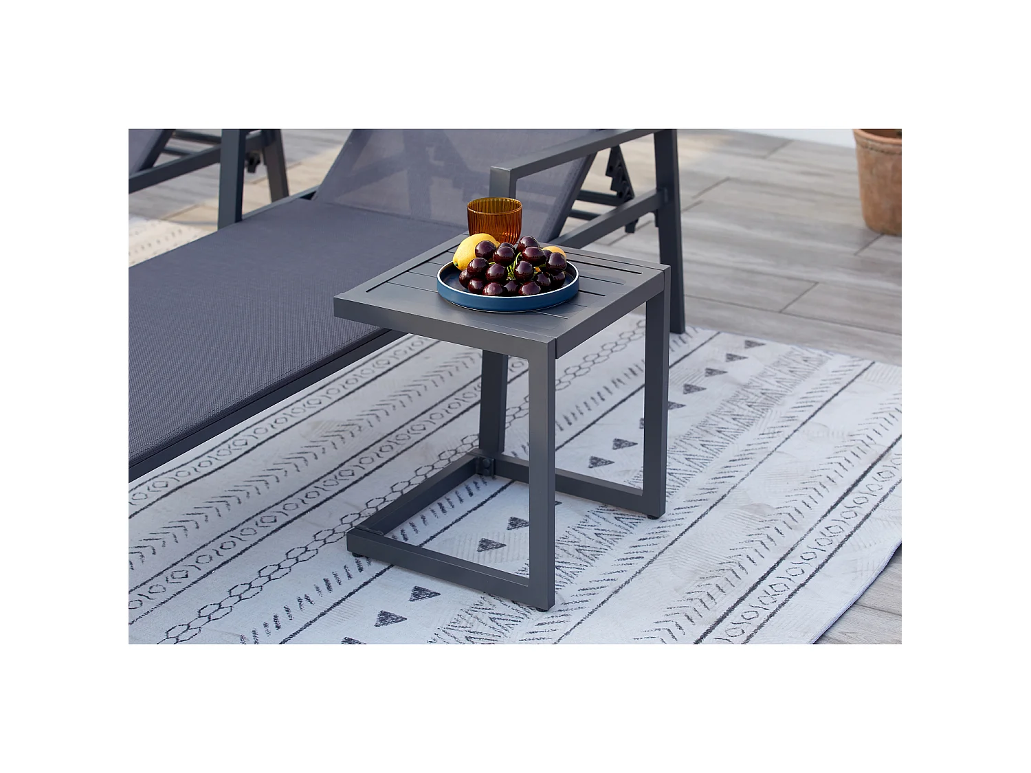 Conjunto de 2 espreguiçadeiras cinza escuro com mesa auxiliar BARI - Design minimalista para jardim ou terraço