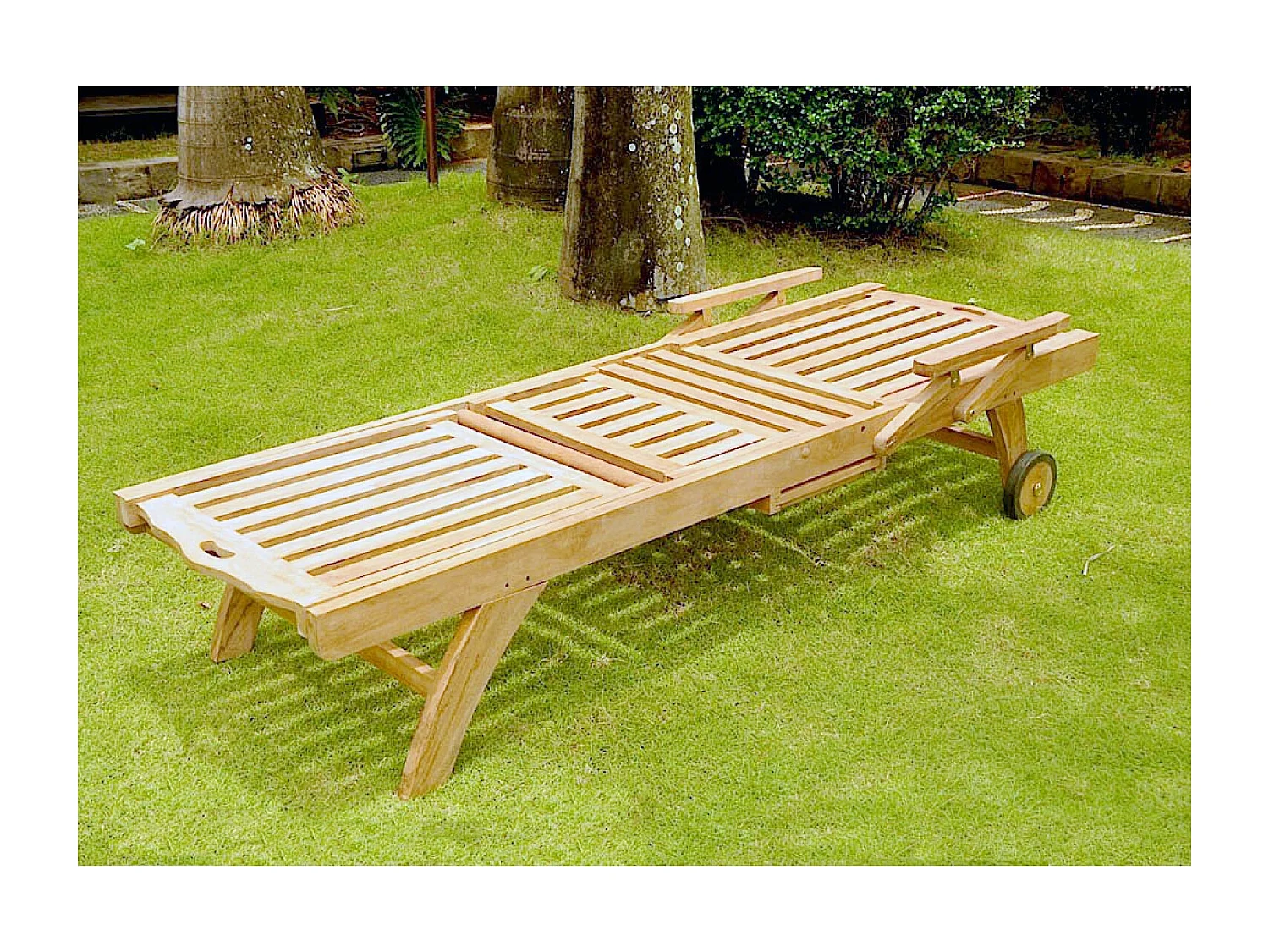 Ligbed van massief teakhout met wieltjes EGADI - Comfort en praktisch voor ontspanning in de buitenlucht