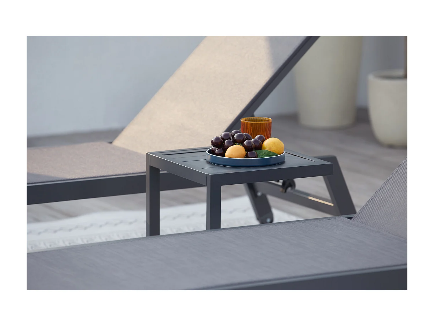 Set di 2 sdraio e un tavolino grigio e nero PRATO