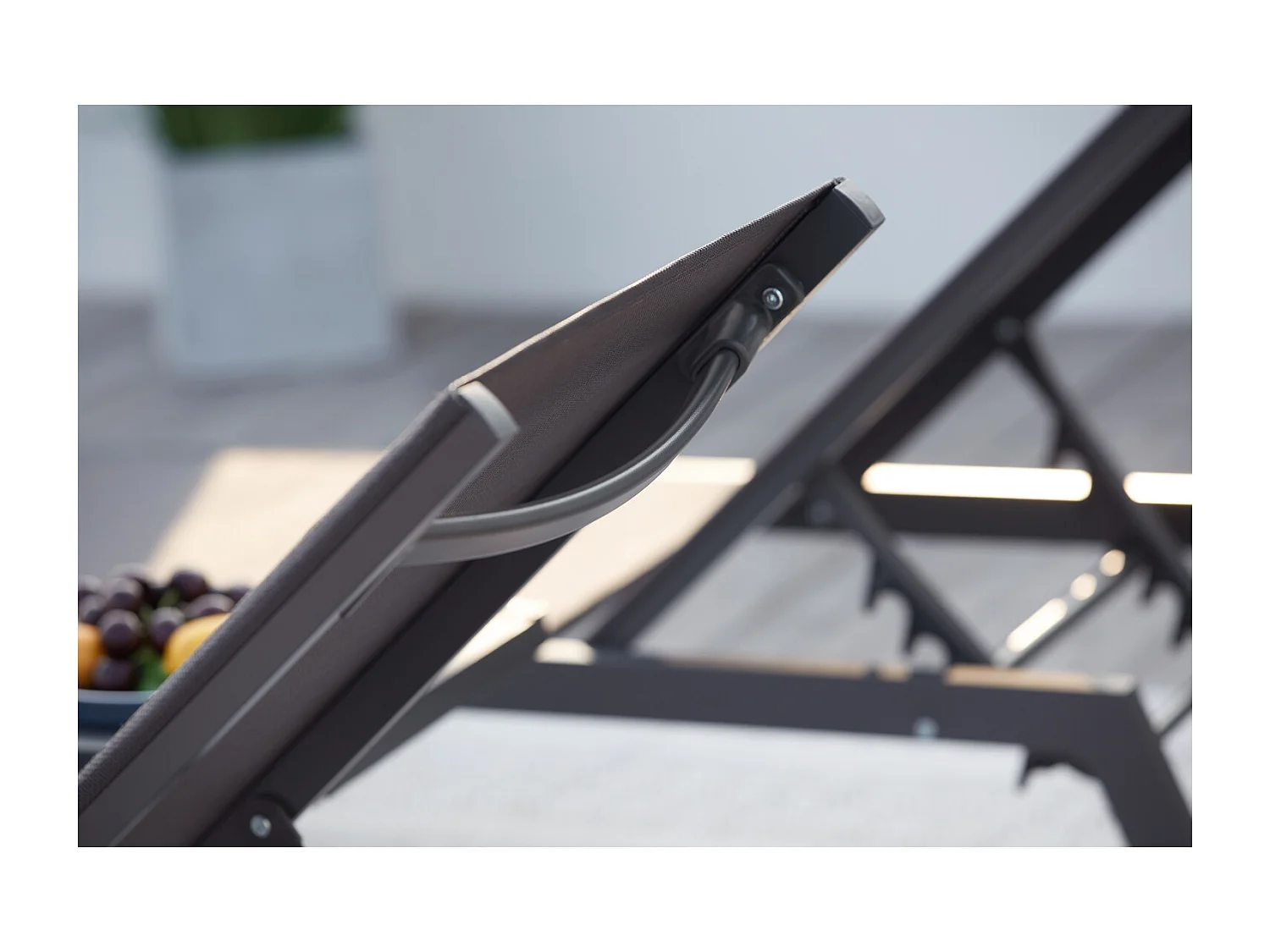 Set di 2 sdraio e un tavolino grigio e nero PRATO