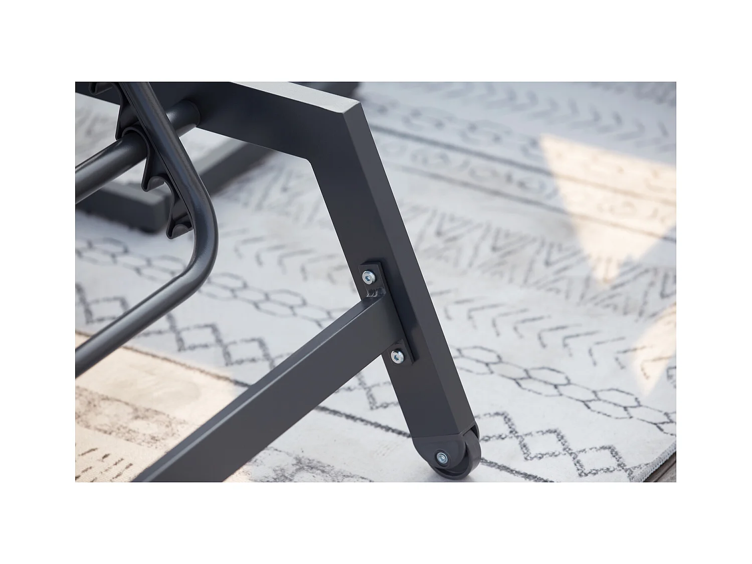 Set di 2 sdraio e un tavolino grigio e nero PRATO