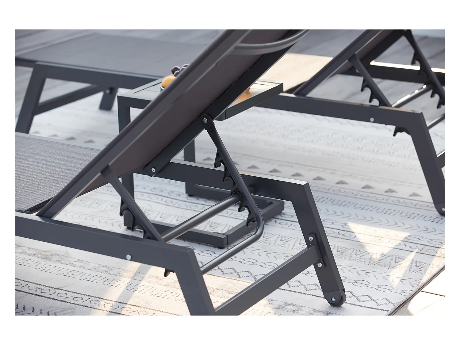 Lot de 2 transats et une table d'appoint gris et noir PRATO