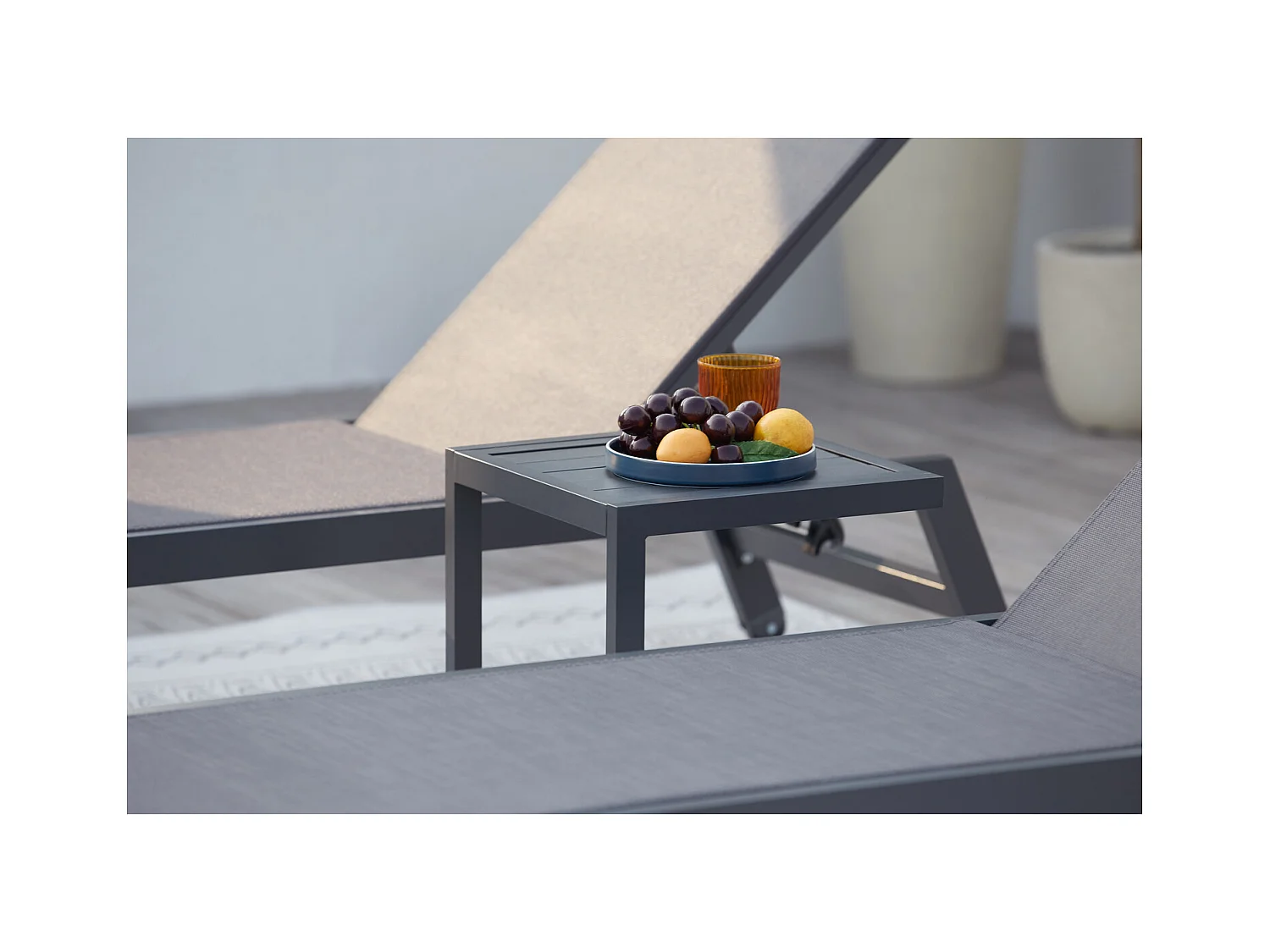 Lot de 2 transats et une table d'appoint gris et noir PRATO