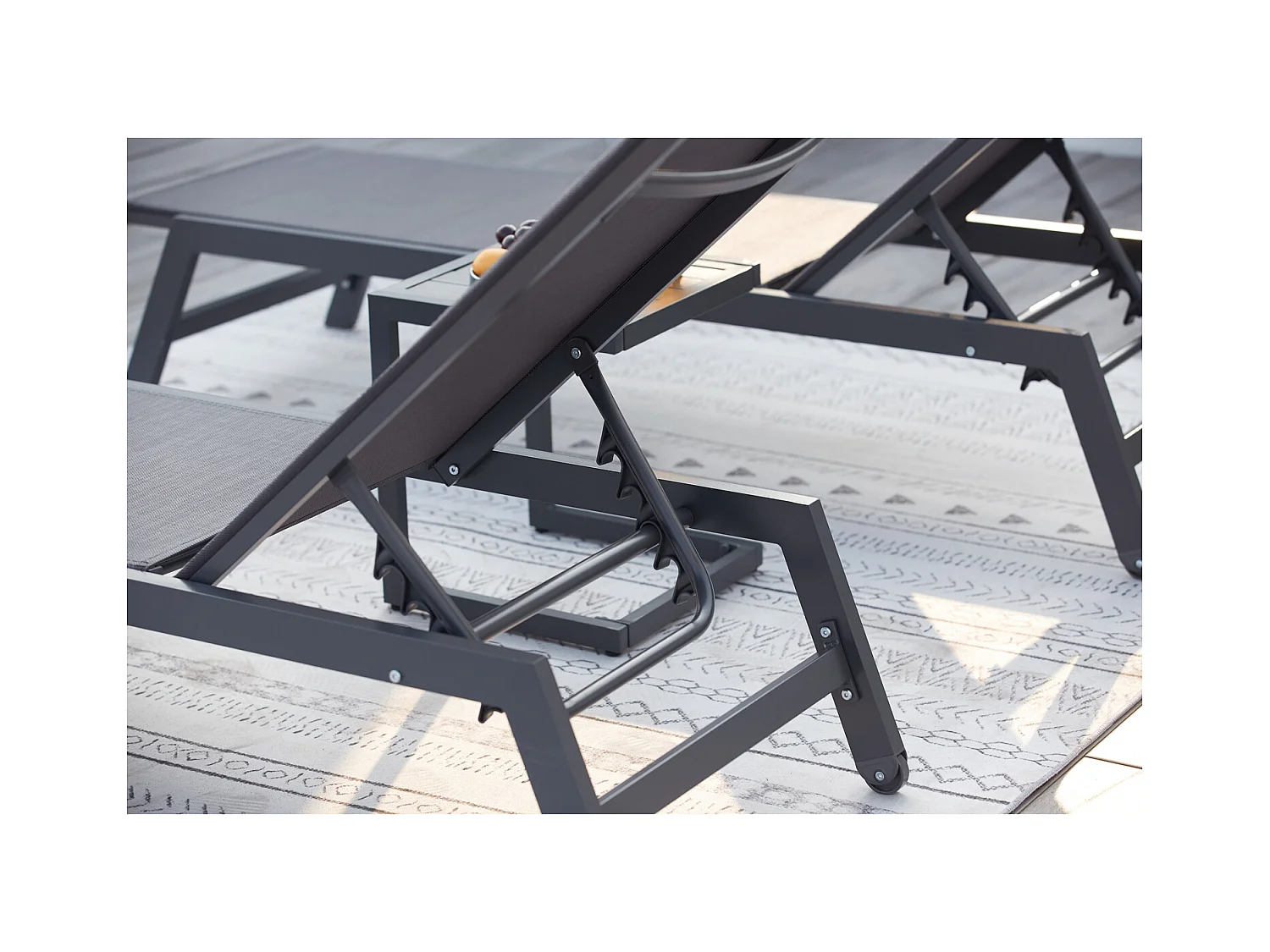 Lot de 2 transats et une table d'appoint gris et noir PRATO