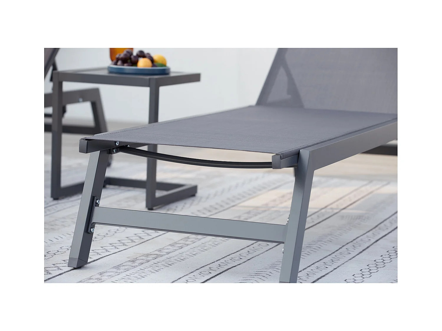 Lot de 2 transats et une table d'appoint gris et noir PRATO