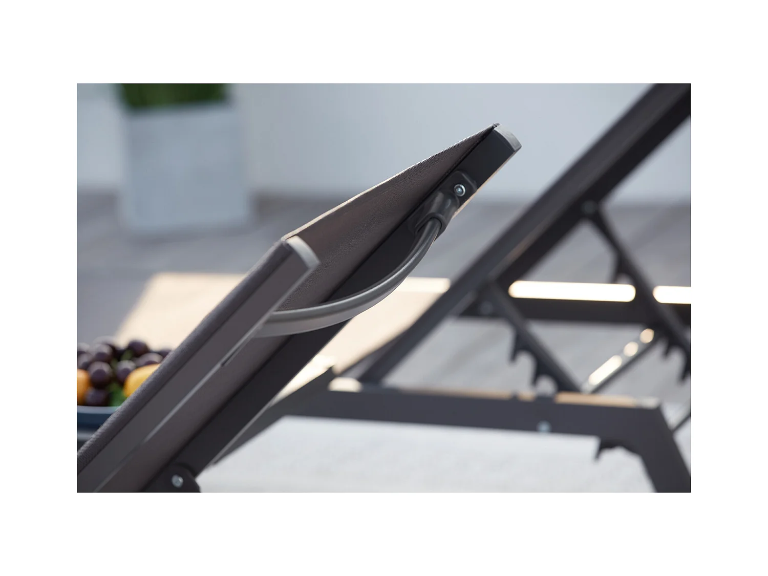 Lot de 2 transats et une table d'appoint gris et noir PRATO