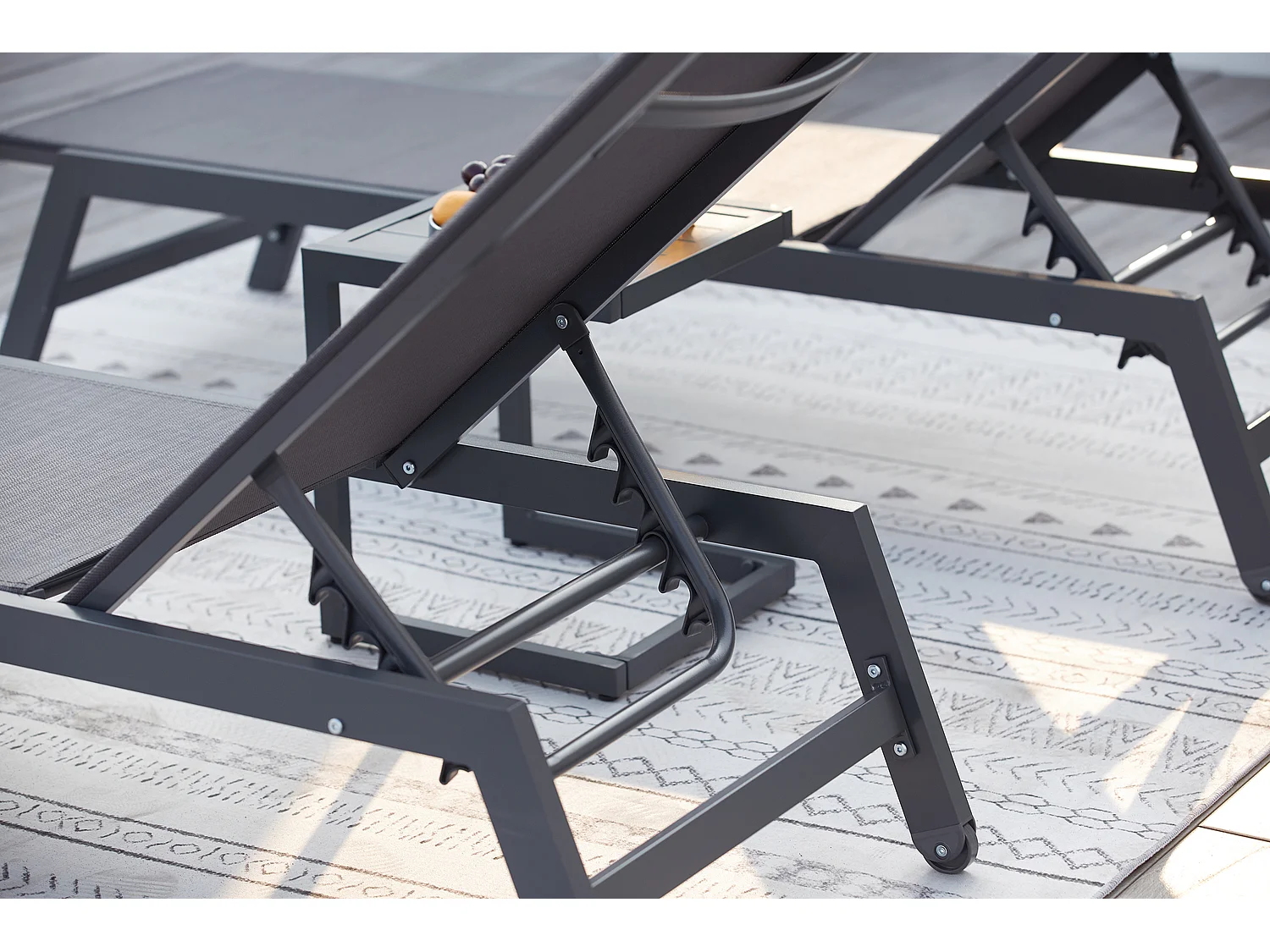 Lot de 2 transats et une table d'appoint gris et noir PRATO