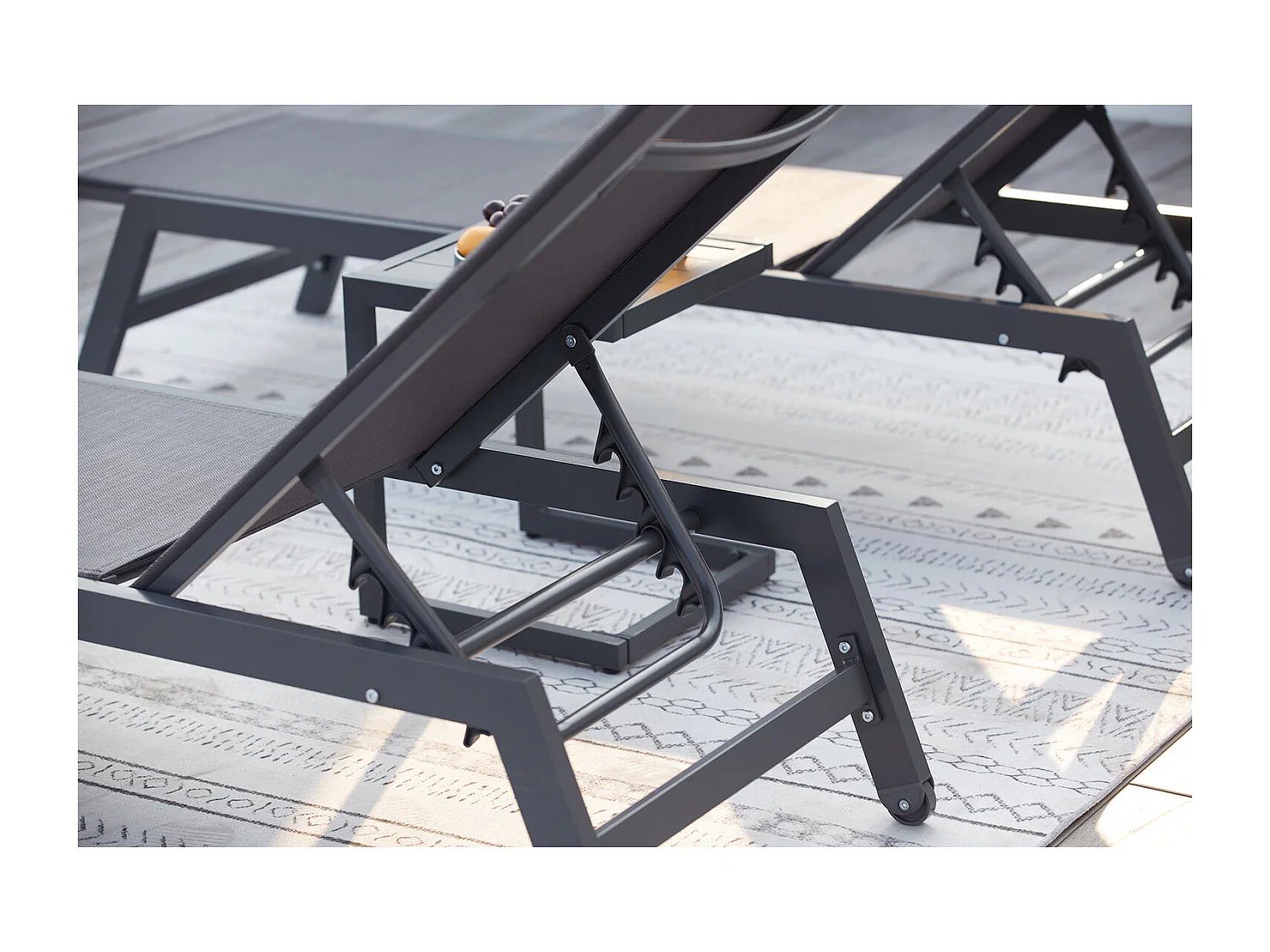 Lot de 2 transats et une table d'appoint gris et noir PRATO