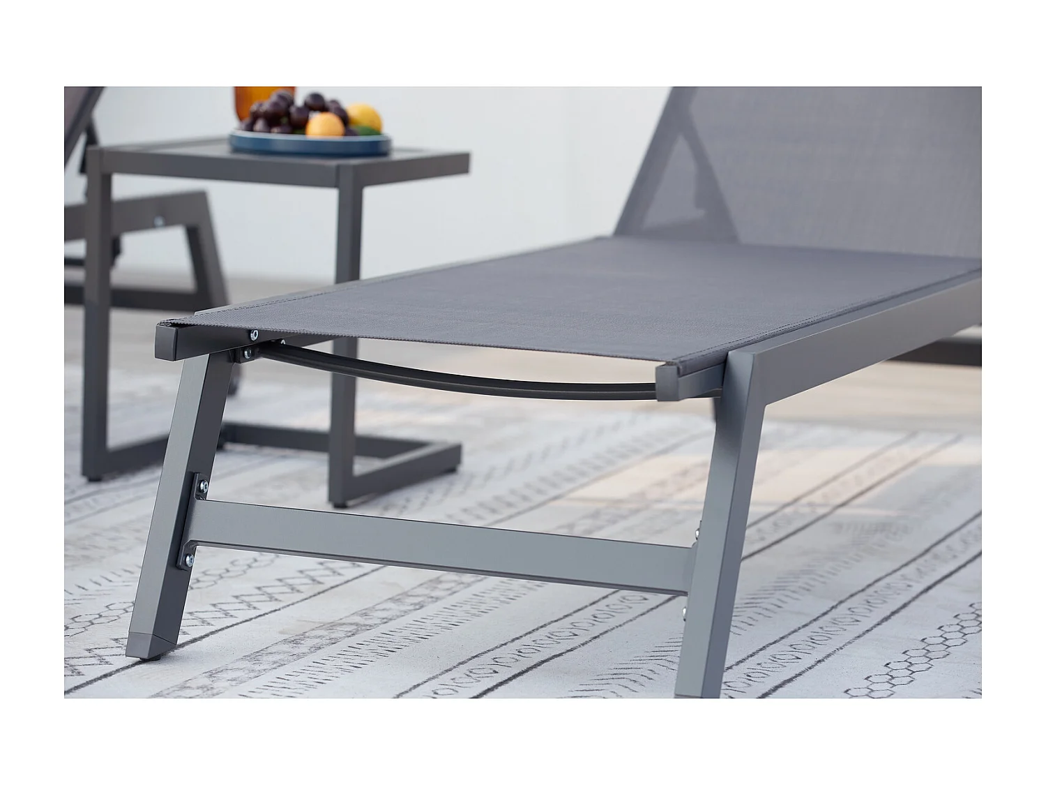Lot de 2 transats et une table d'appoint gris et noir PRATO