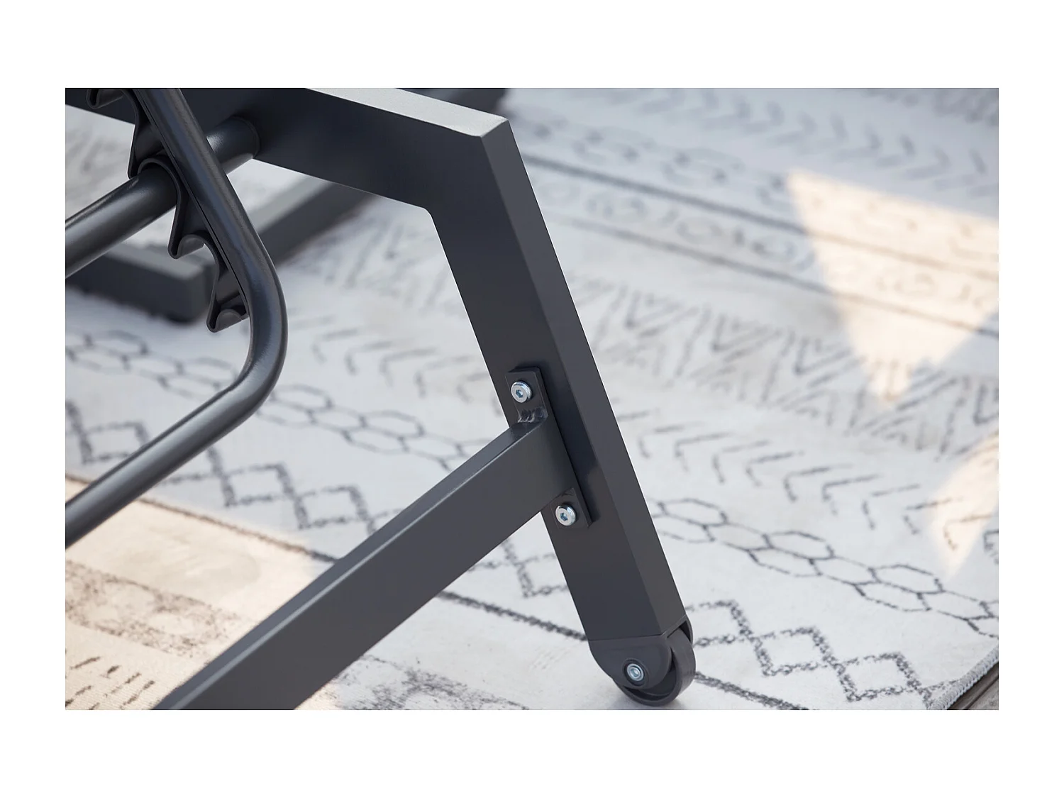 Lot de 2 transats et une table d'appoint gris et noir PRATO