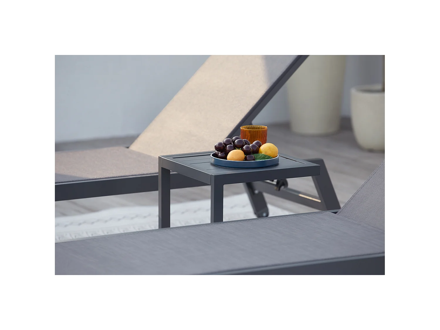 Lot de 2 transats et une table d'appoint gris et noir PRATO