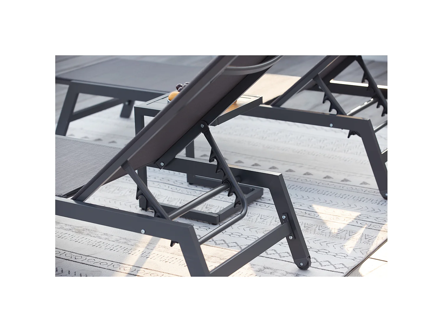 Lot de 2 transats et une table d'appoint gris et noir PRATO