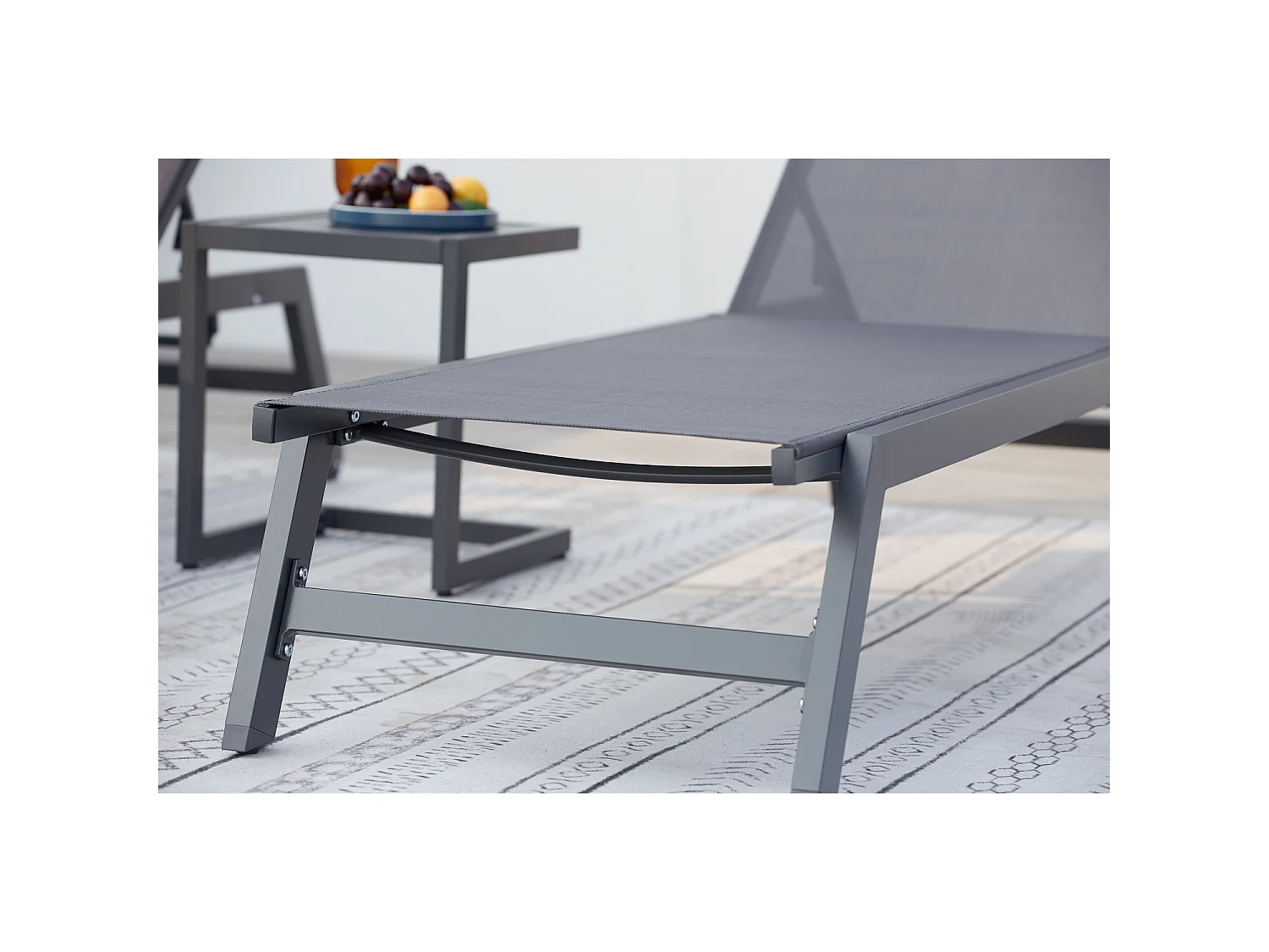 Lot de 2 transats et une table d'appoint gris et noir PRATO