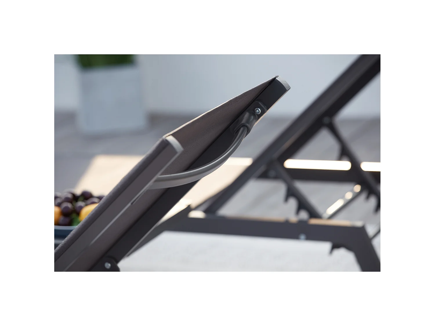 Lot de 2 transats et une table d'appoint gris et noir PRATO