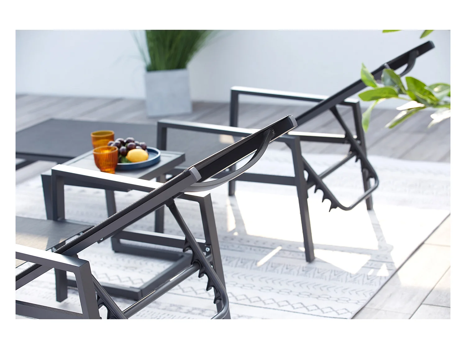 Lot de 2 transats et une table d'appoint noir BARI