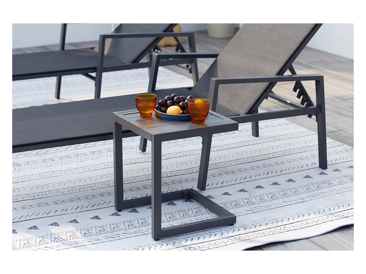 Lot de 2 transats et une table d'appoint noir BARI