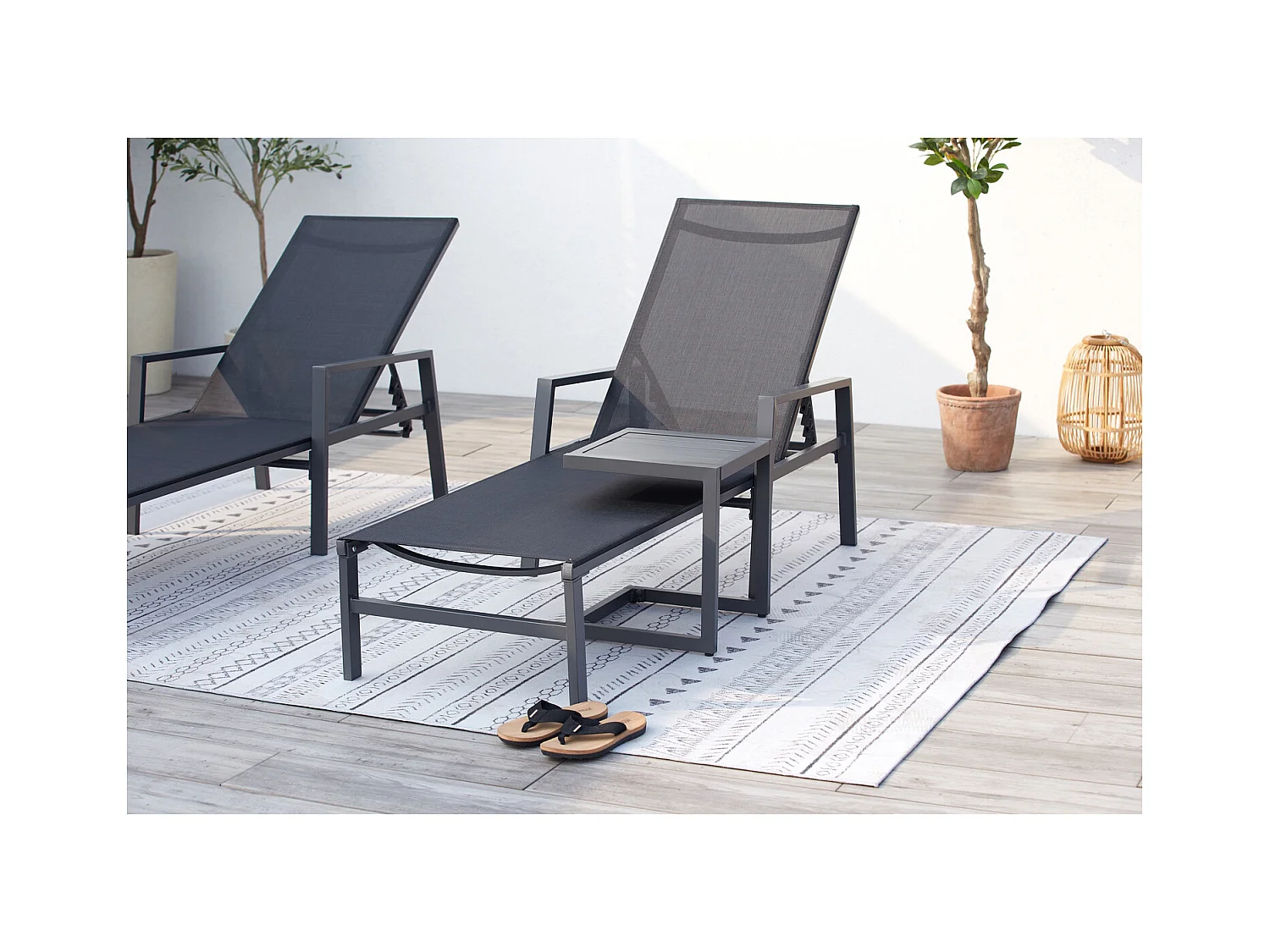 Lot de 2 transats et une table d'appoint noir BARI