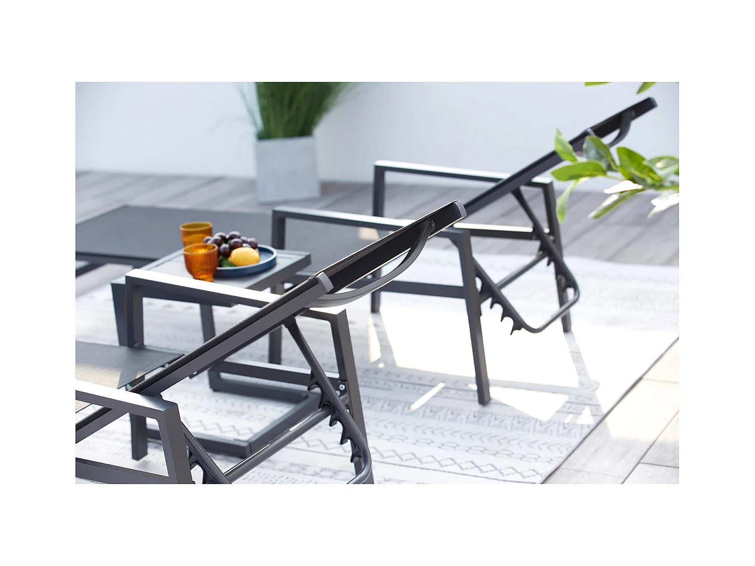 Lot de 2 transats et une table d'appoint noir BARI