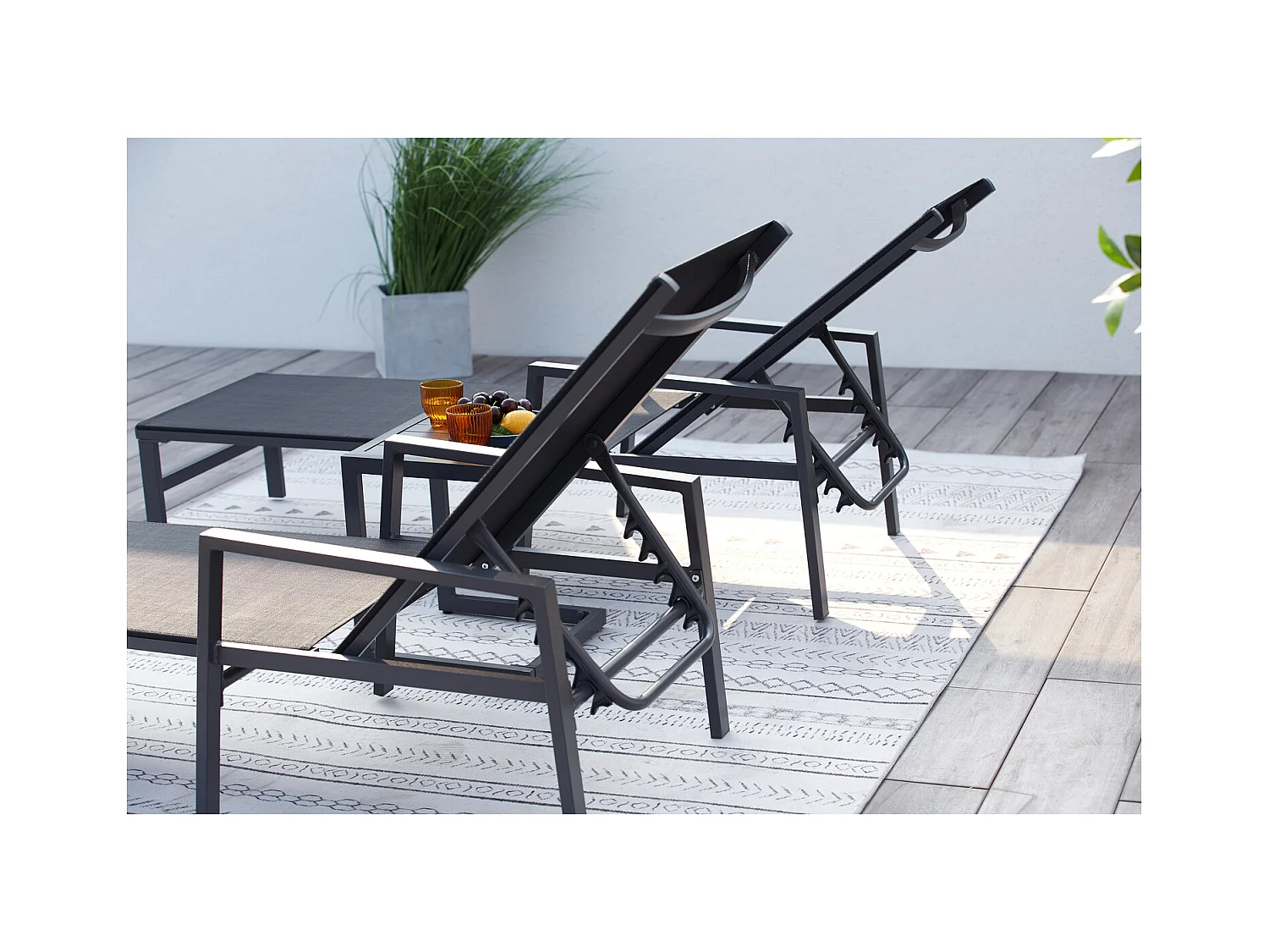 Lot de 2 transats et une table d'appoint noir BARI