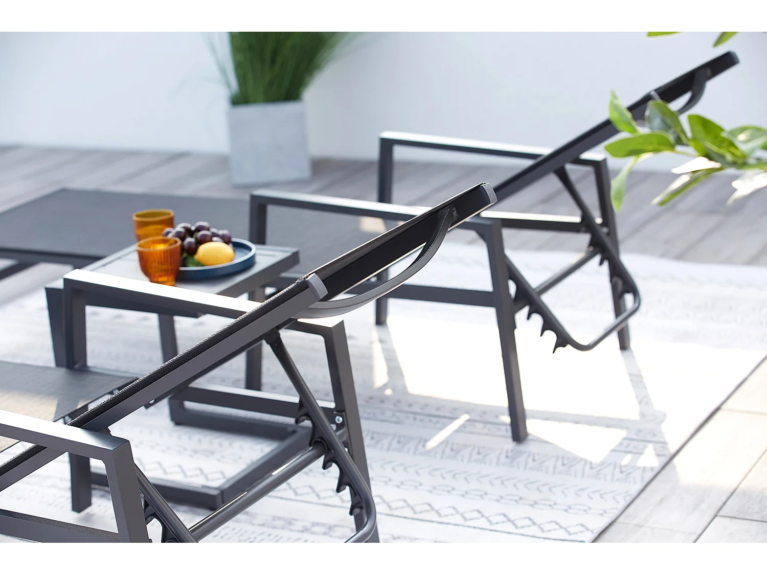 Lot de 2 transats et une table d'appoint noir BARI