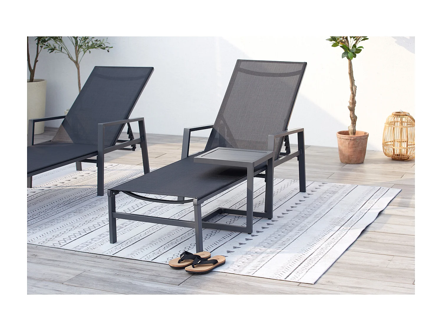 Lot de 2 transats et une table d'appoint noir BARI