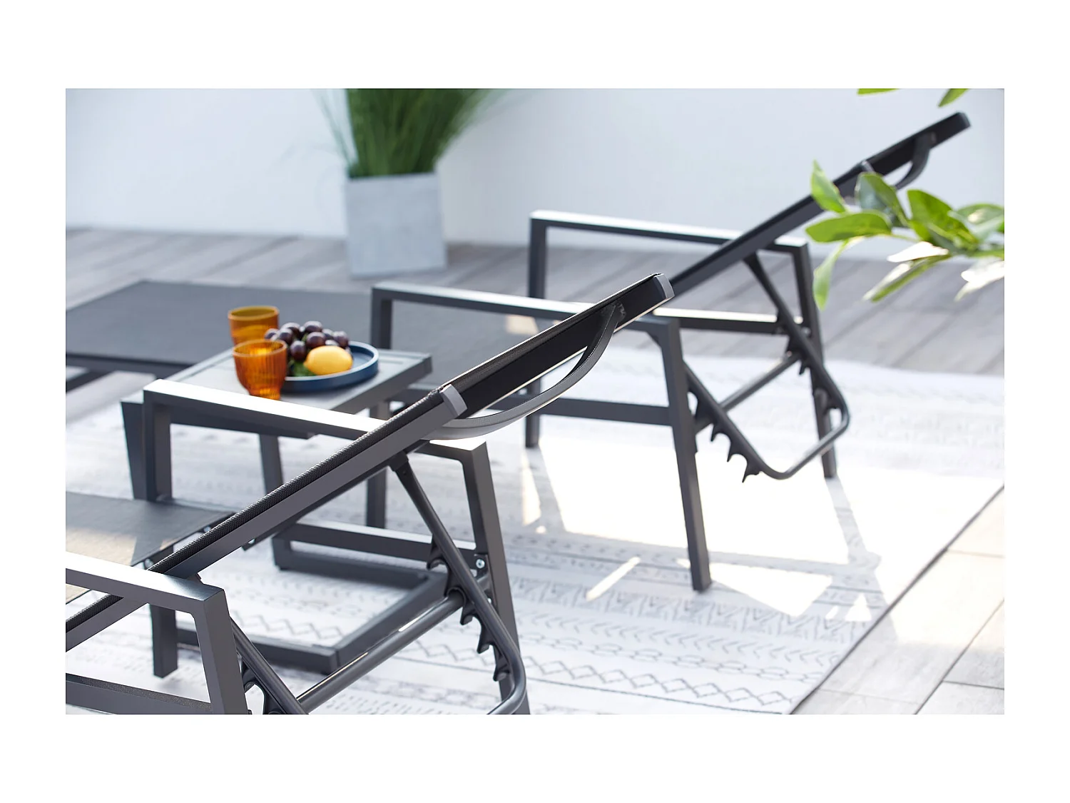 Lot de 2 transats et une table d'appoint noir BARI