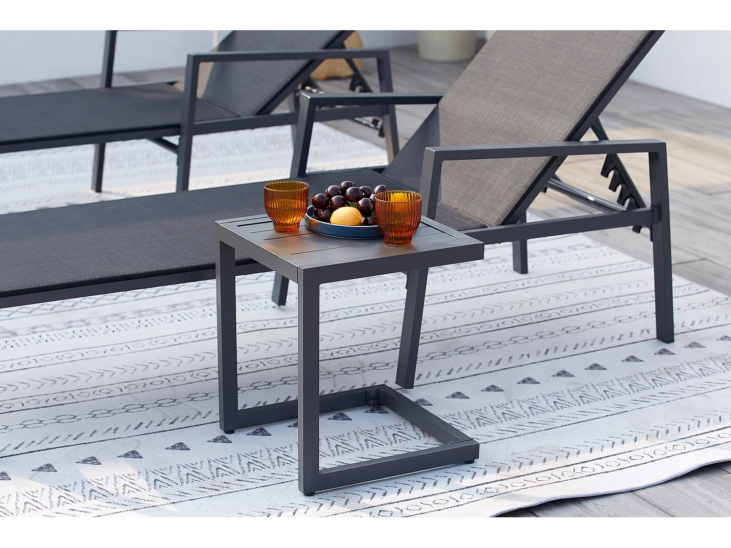 Lot de 2 transats et une table d'appoint noir BARI