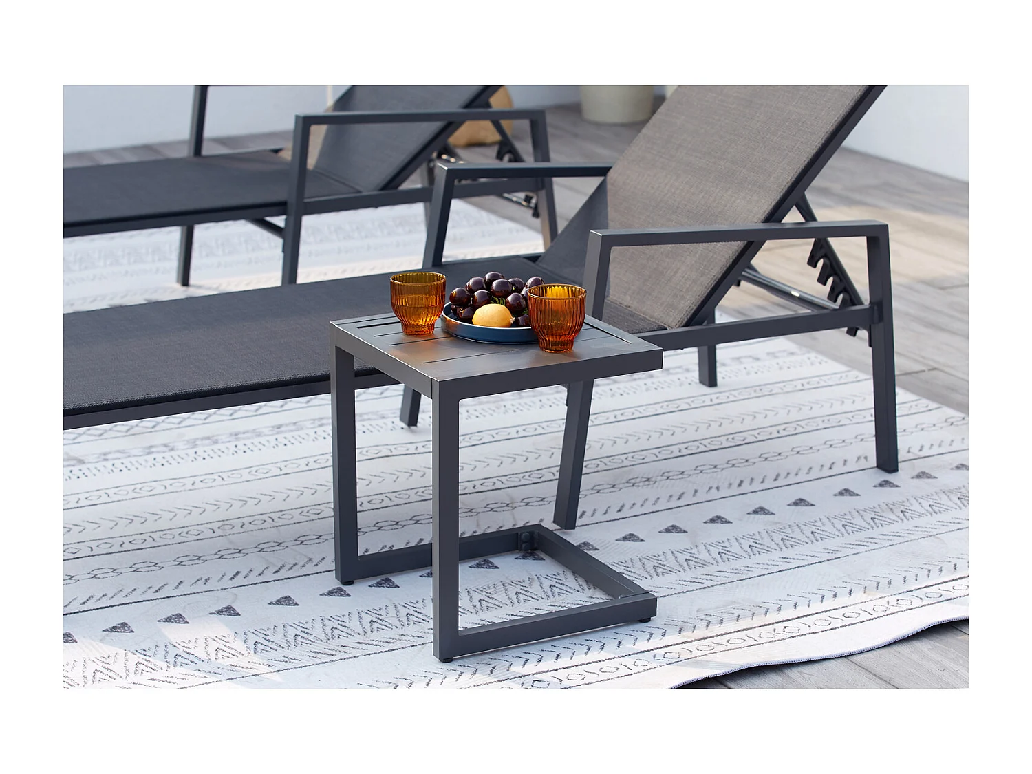 Lot de 2 transats et une table d'appoint noir BARI