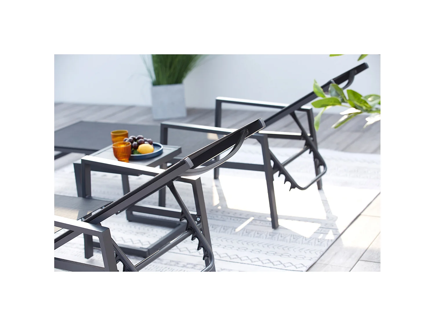 Set van 2 ligstoelen met bijzettafel zwart BARI - Strak design voor tuin of terras