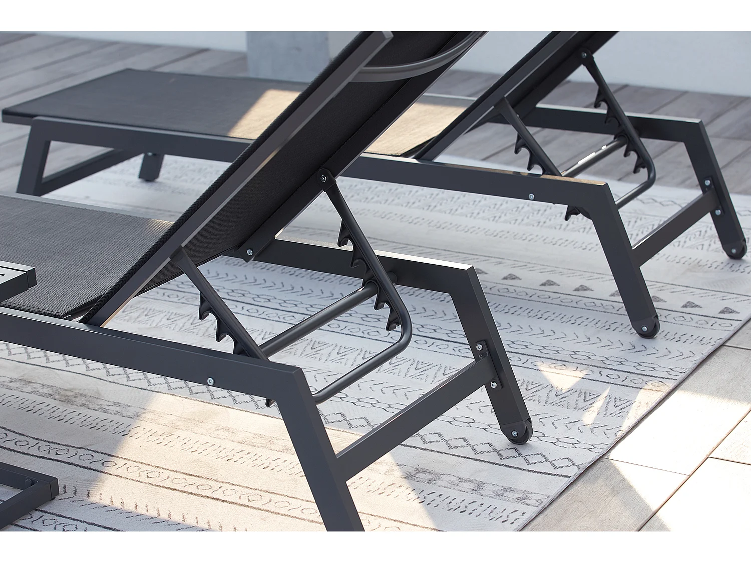 Lot de 2 transats et une table d'appoint noir PRATO