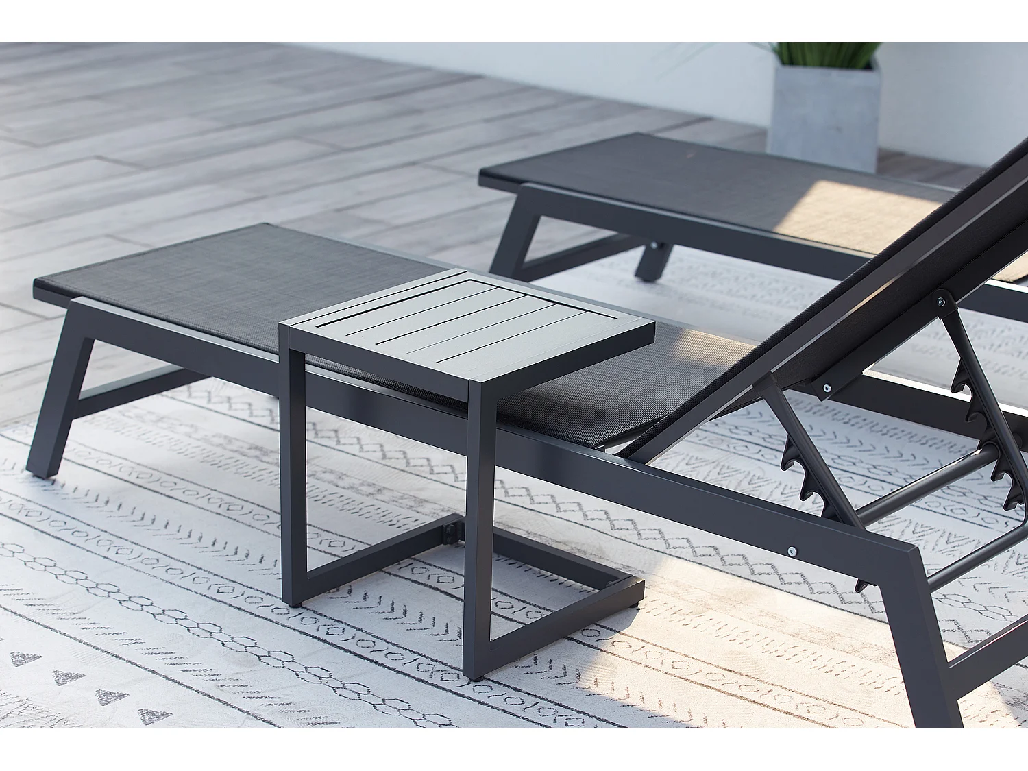 Lot de 2 transats et une table d'appoint noir PRATO