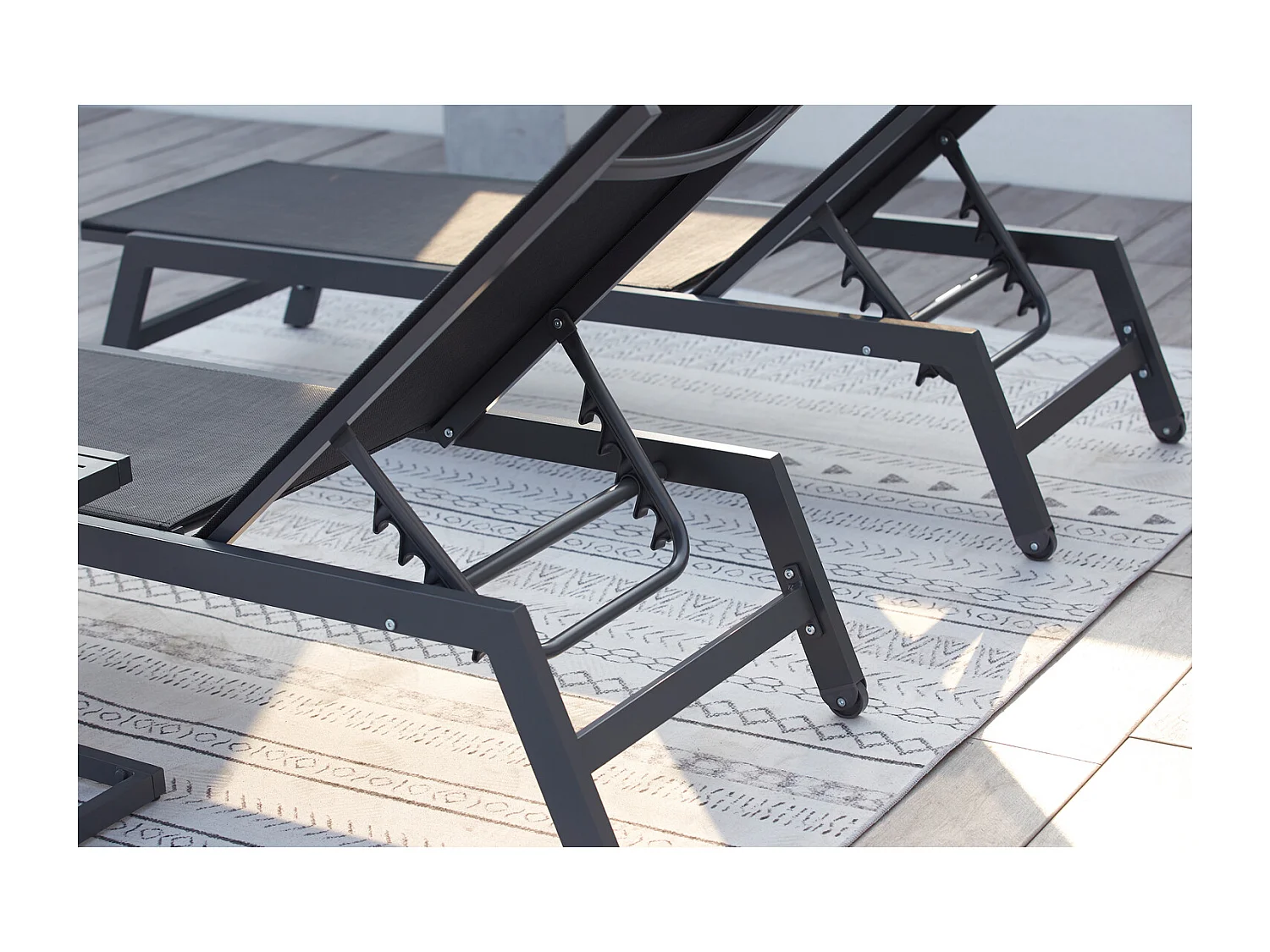 Lot de 2 transats et une table d'appoint noir PRATO