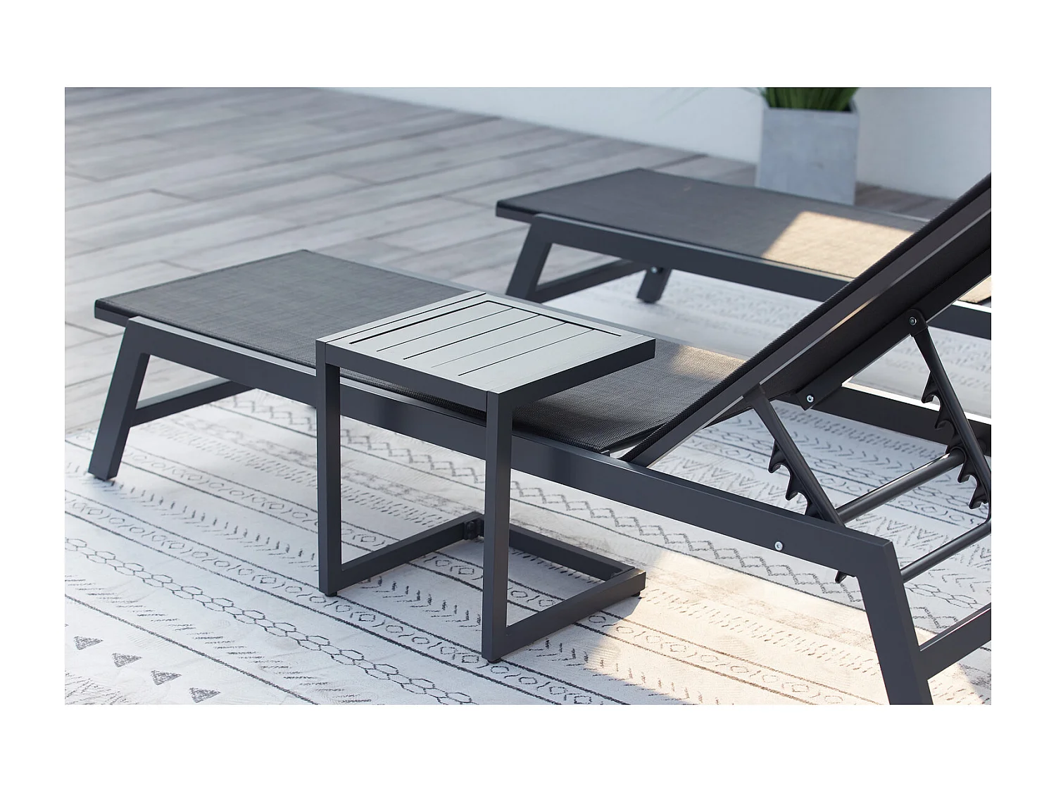 Lot de 2 transats et une table d'appoint noir PRATO