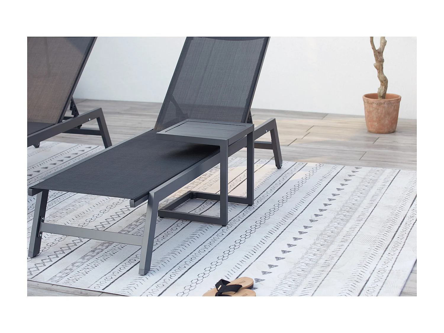 Lot de 2 transats et une table d'appoint noir PRATO