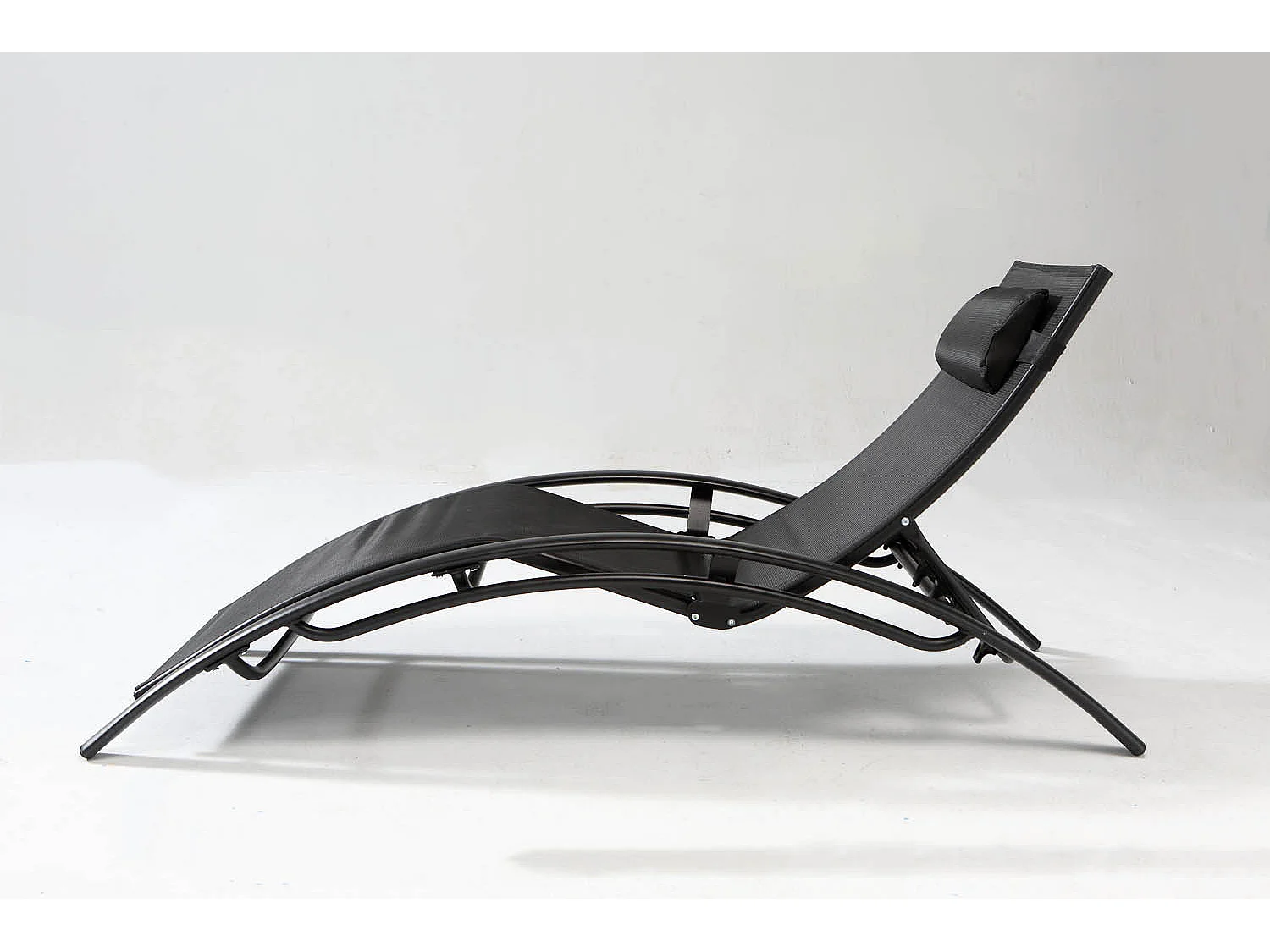 Transat ajustable et empilable avec pieds en acier noir LIMEA