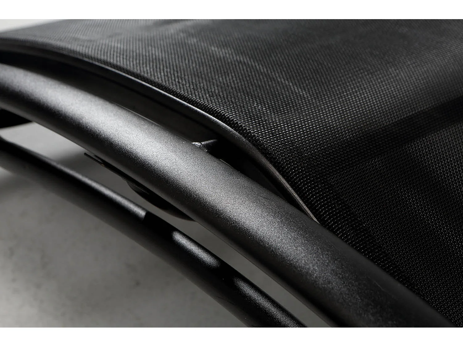 Transat ajustable et empilable avec pieds en acier noir LIMEA