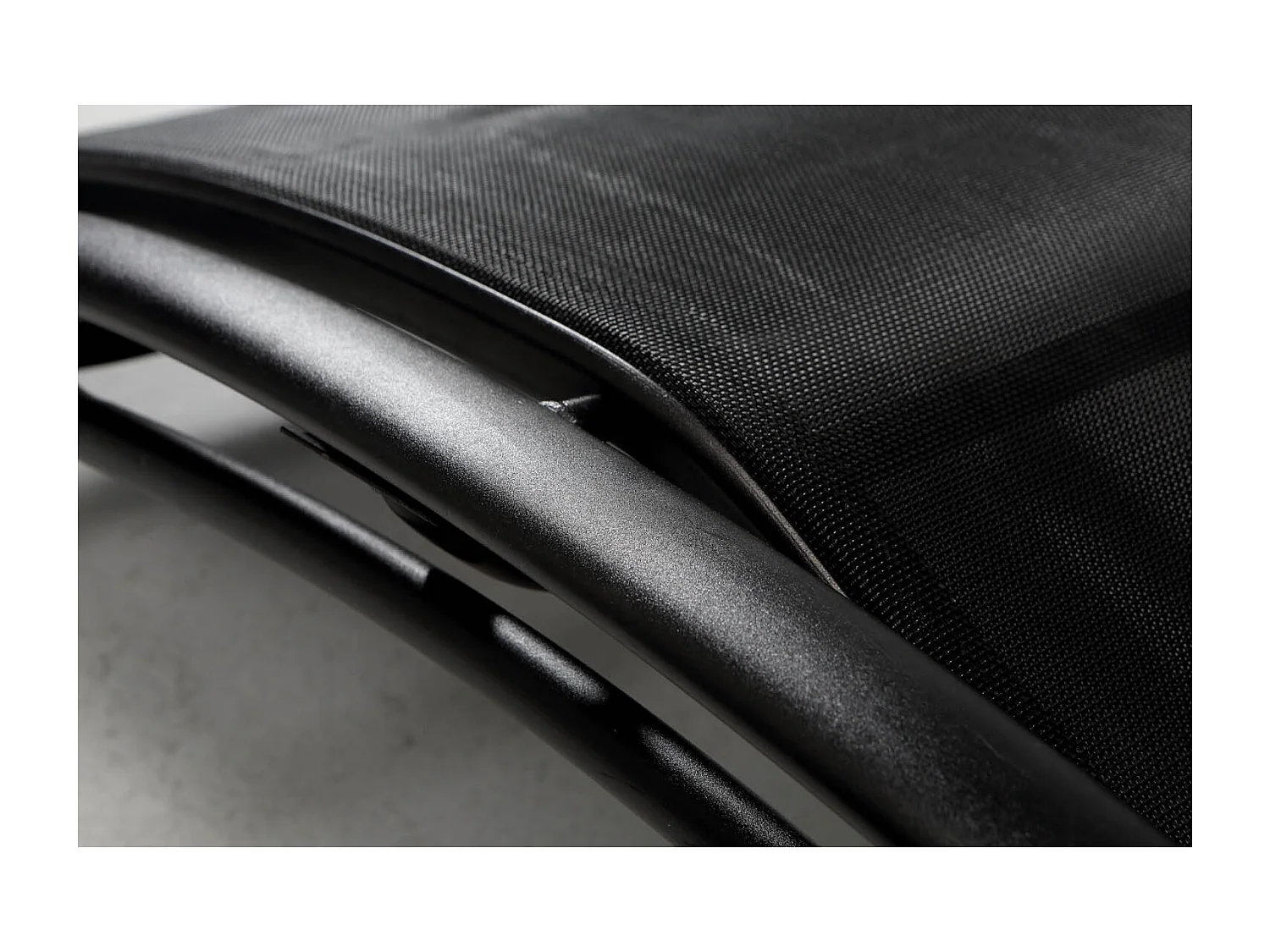 Transat ajustable et empilable avec pieds en acier noir LIMEA