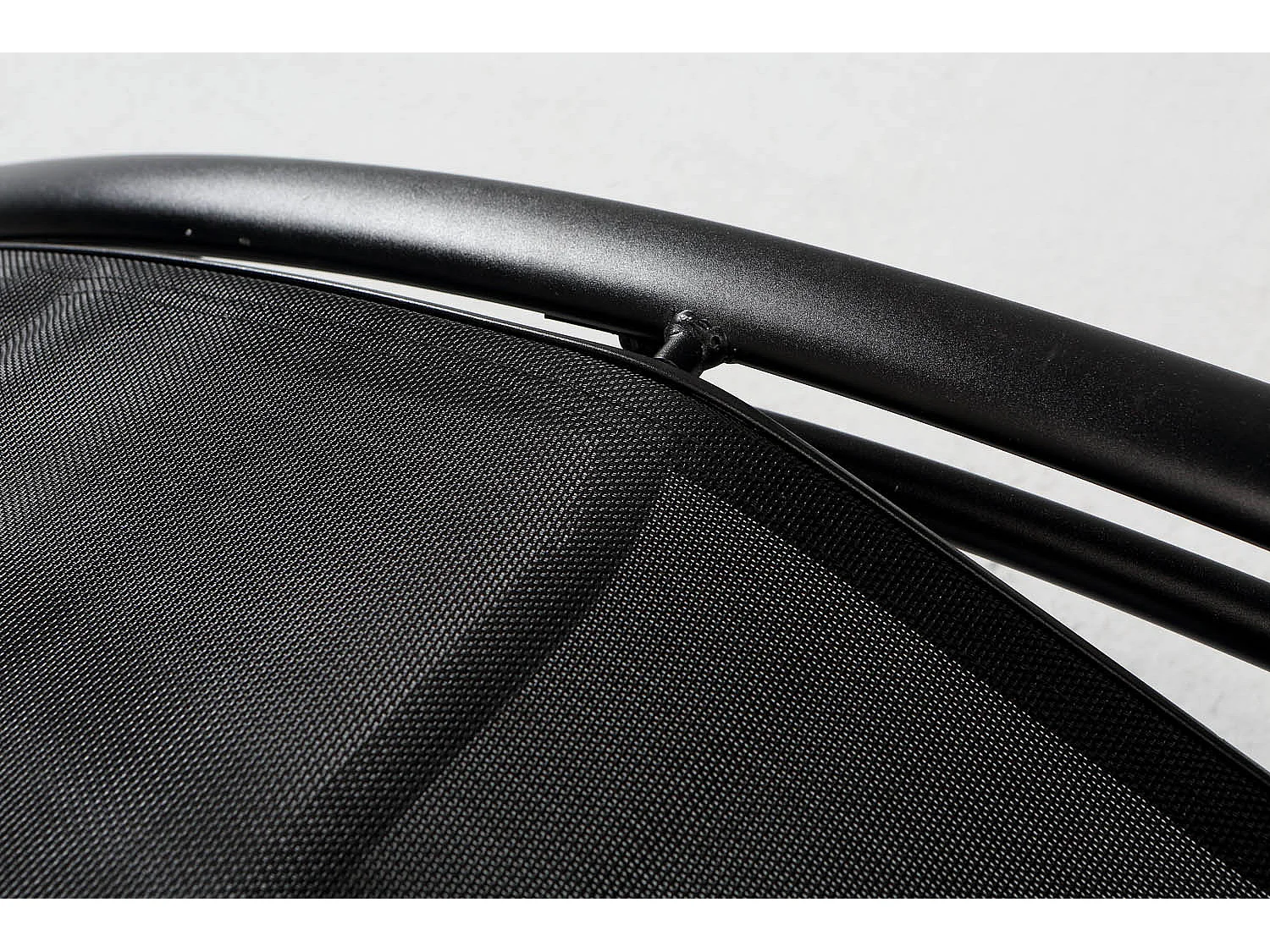 Transat ajustable et empilable avec pieds en acier noir LIMEA