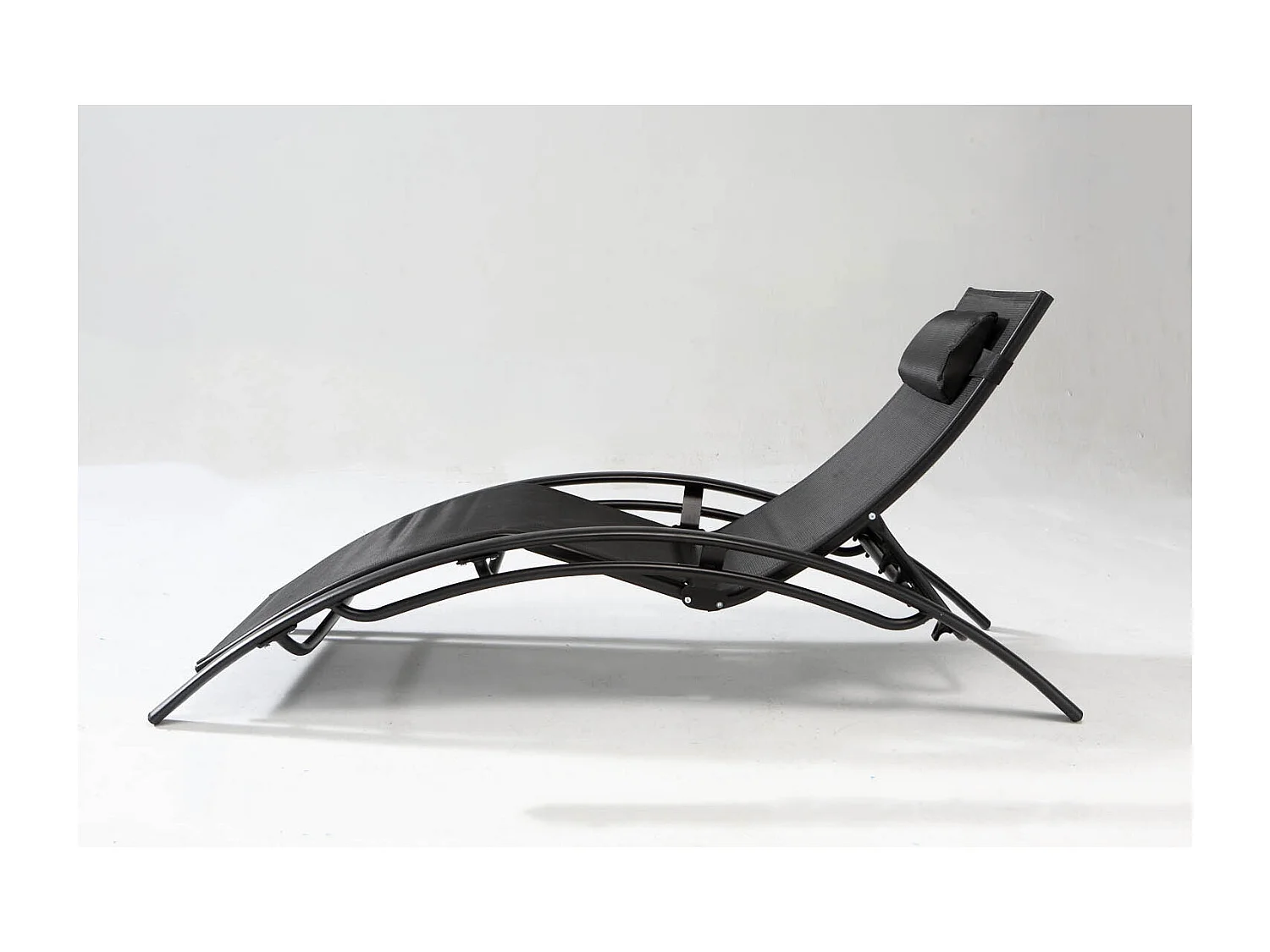 Transat ajustable et empilable avec pieds en acier noir LIMEA