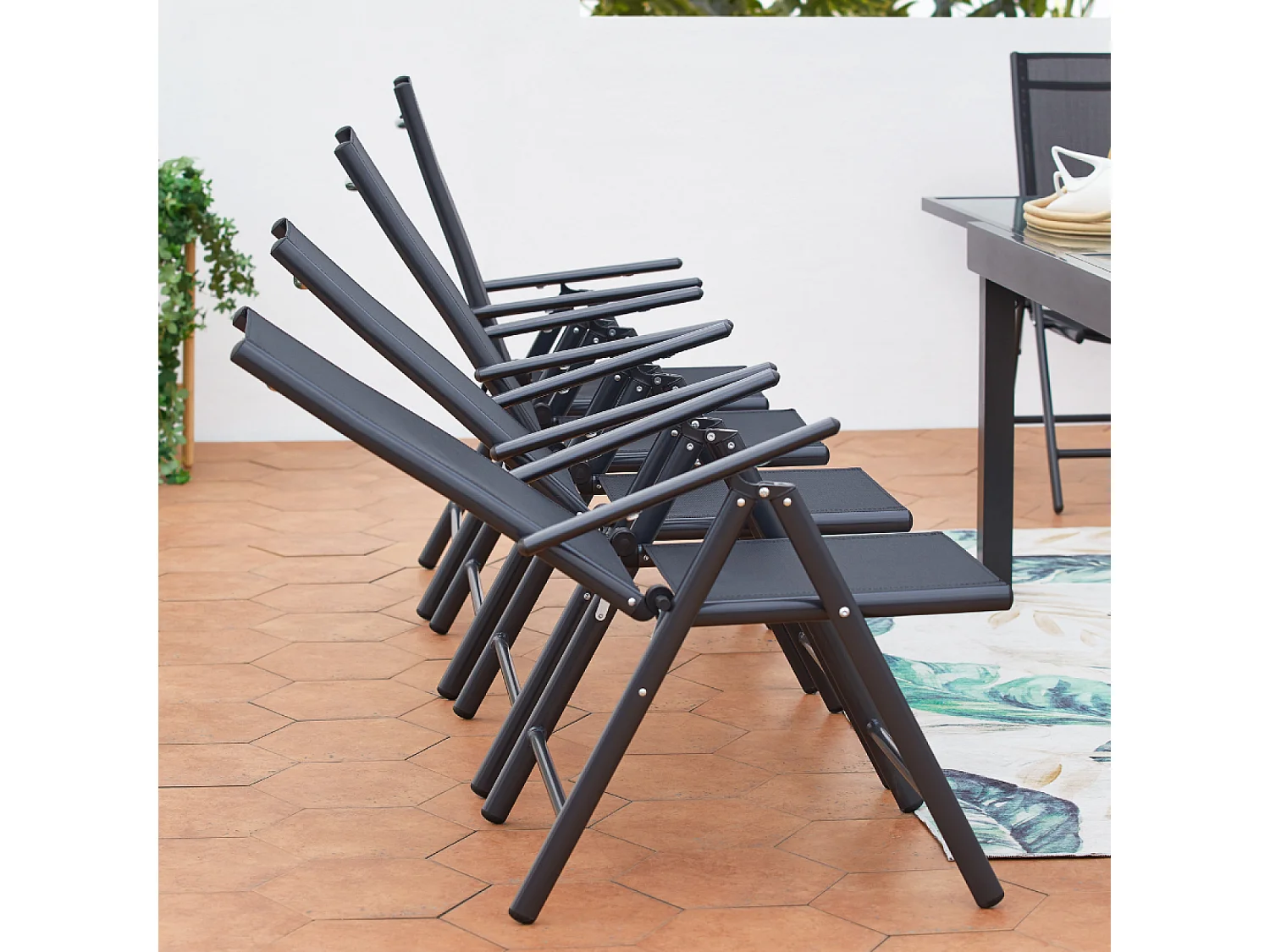 Table de jardin extensible et 8 fauteuils en alu et toile PVC BRESCIA