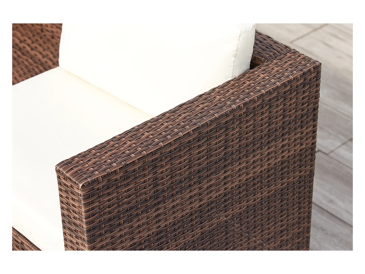 Salon de jardin en résine tressée 4 places avec coffre intégré marron et blanc SILANG