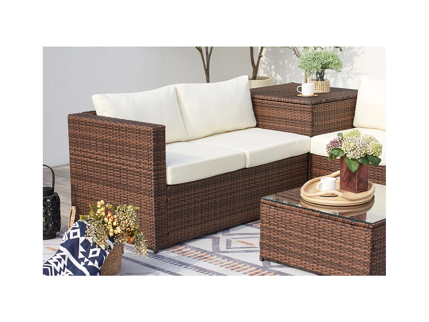 Salon de jardin en résine tressée 4 places avec coffre intégré marron et blanc SILANG