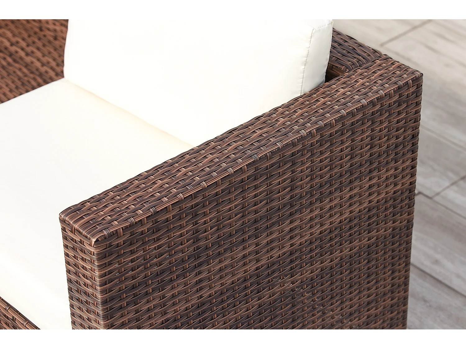 Salon de jardin en résine tressée 4 places avec coffre intégré marron et blanc SILANG