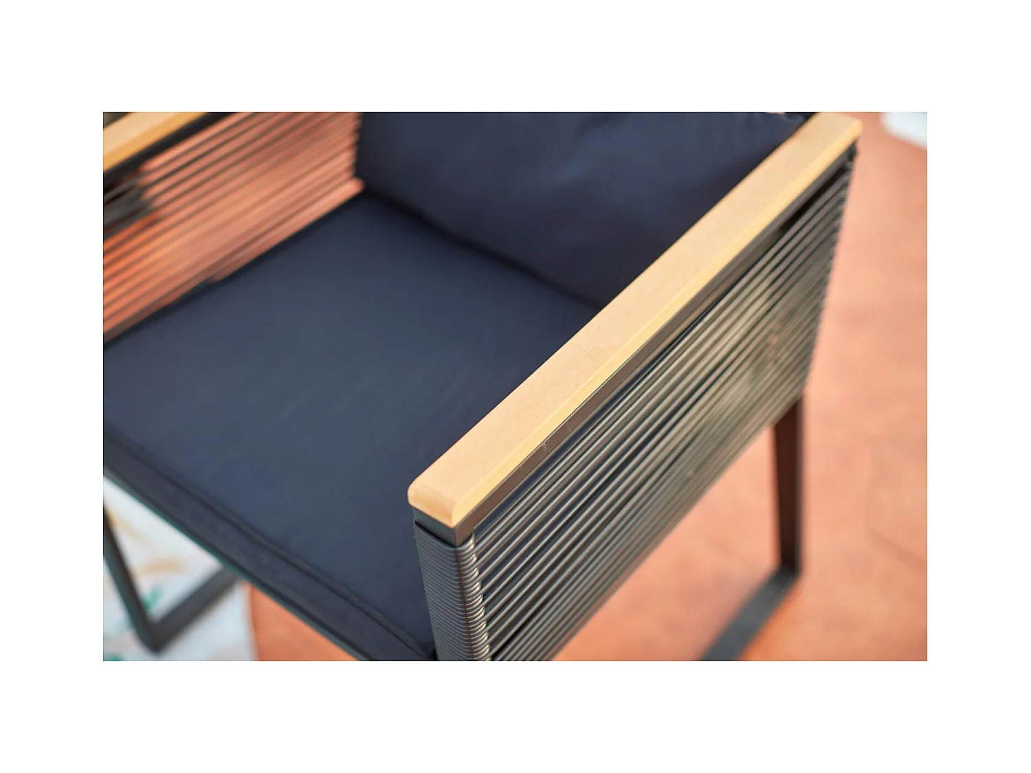 Conjunto de jardín bajo 5 plazas negro y madera MIHATA