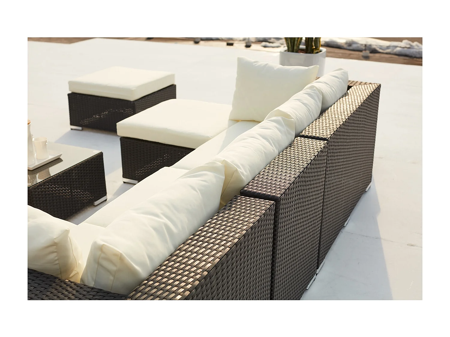 Modulaire Loungeset voor 13/14 Personen van Zwart Vlechtwerk met Witte Kussens STALLA