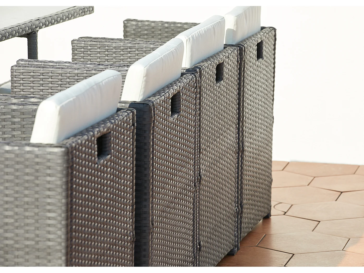 Table et chaises 12 places encastrables résine gris-blanc MIAMI