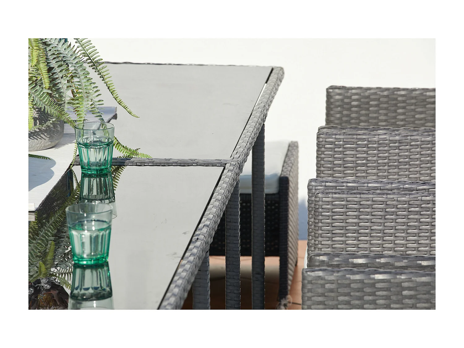 Table et chaises 12 places encastrables résine gris-blanc MIAMI