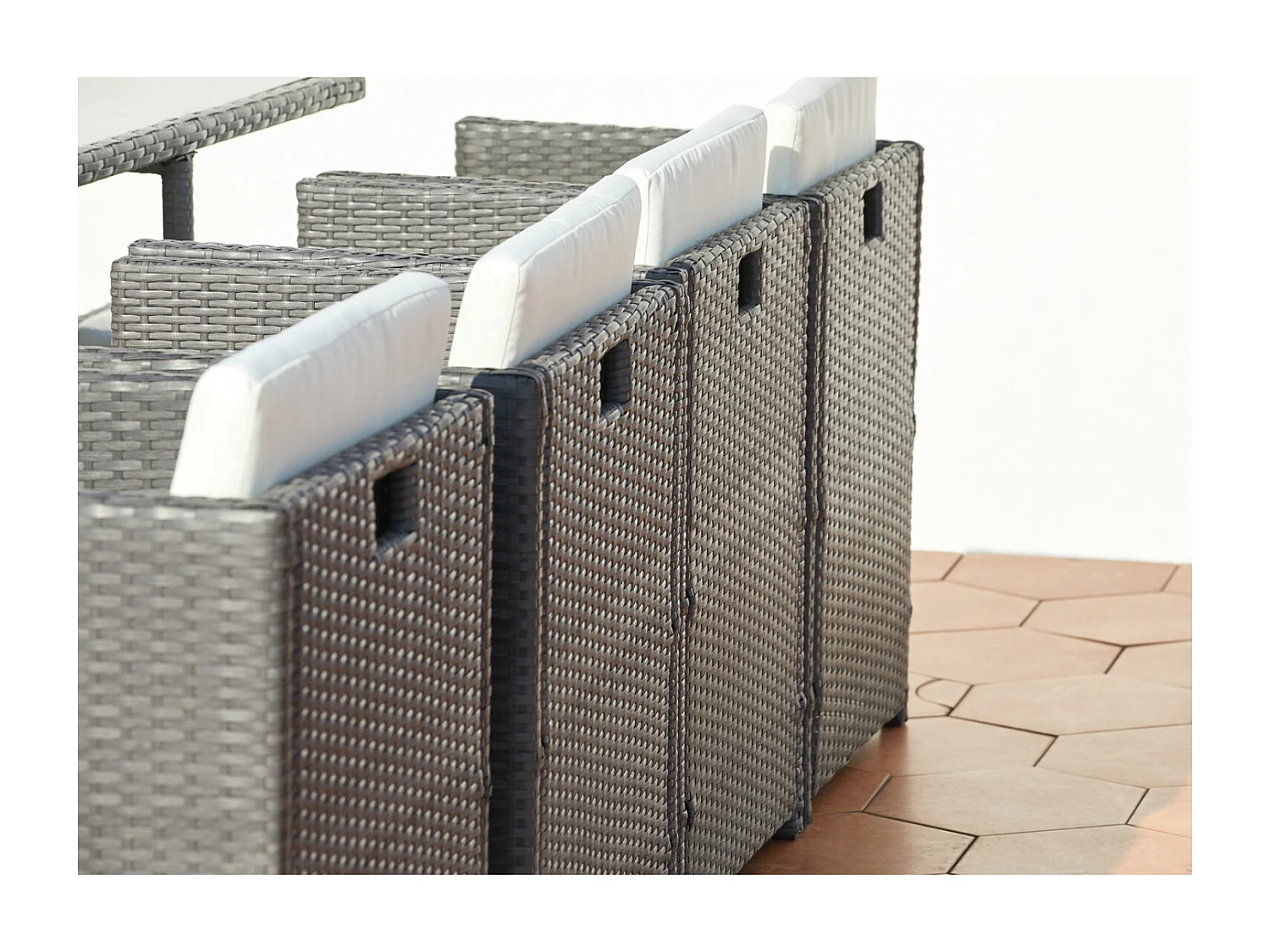 Table et chaises 12 places encastrables résine gris-blanc MIAMI